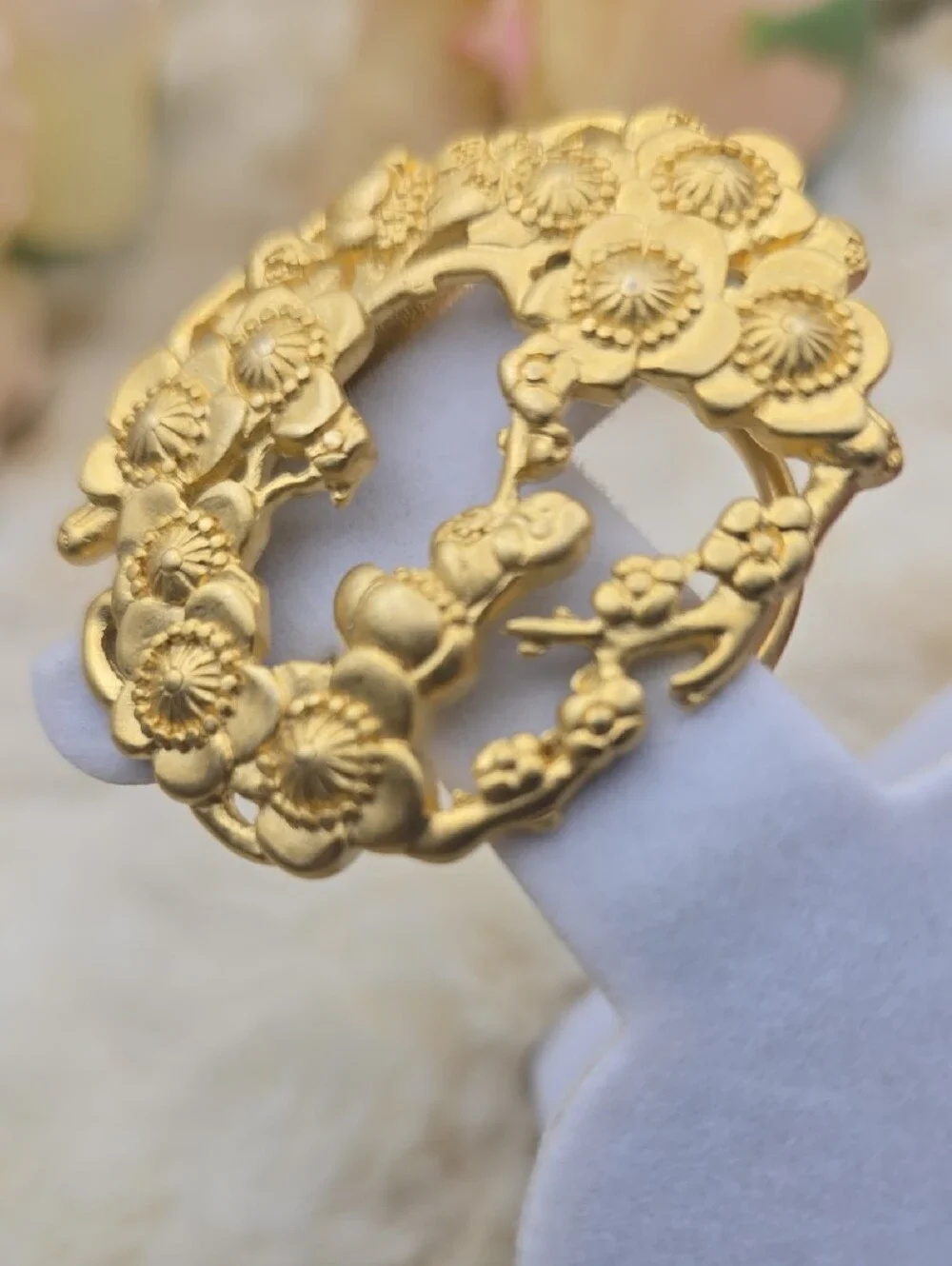Mary McFadden, Signed. FLoral/Scalloped Gold-Tone Scarf Clip
